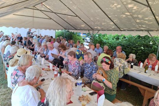 Samen eten aan lange tafels