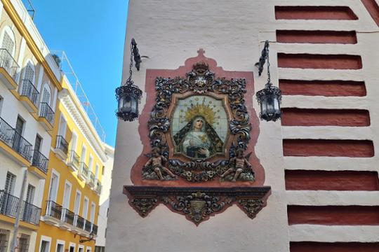 Keramisch tegeltableau (retablo) van de Maagd Maria. Foto: ICP