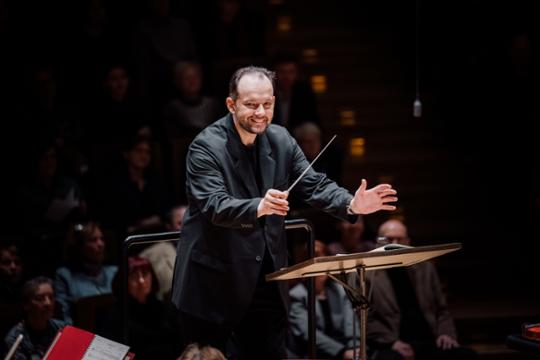 Dirigent Andris Nelsons. Foto: Konrad Stöhr